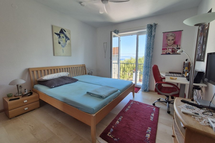 Camera da letto con accesso al balcone e vista mare