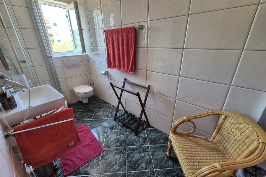 Secondo bagno con finestra e WC