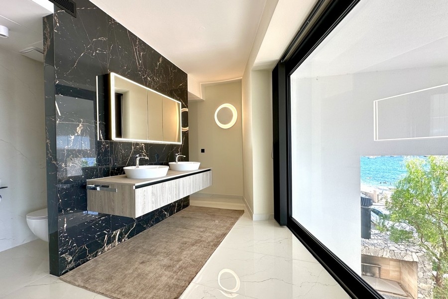 Bagno con doppio lavabo e parete in marmo