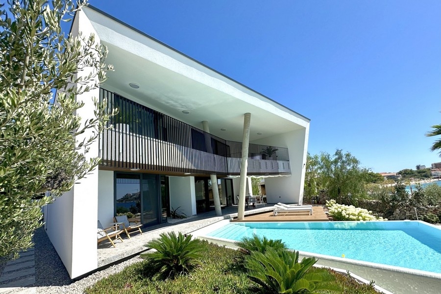 Villa moderna di design con piscina a sfioro in Croazia