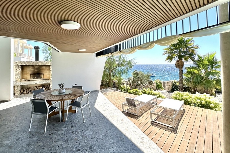 Terrazza coperta con zona salotto e vista mare