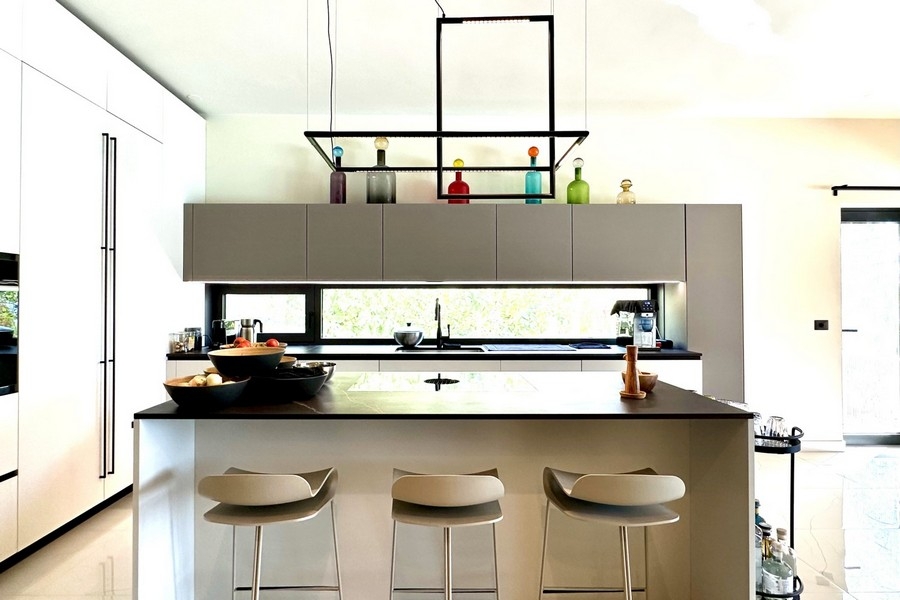 Cucina aperta con isola e sgabelli