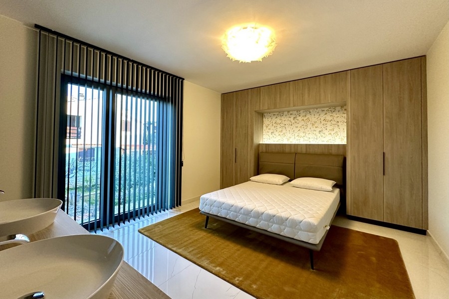 Camera da letto con parete in legno e letto matrimoniale