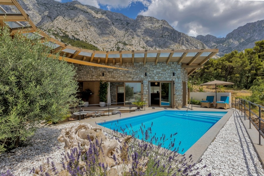 Villa in pietra con piscina e pergola vicino a Makarska
