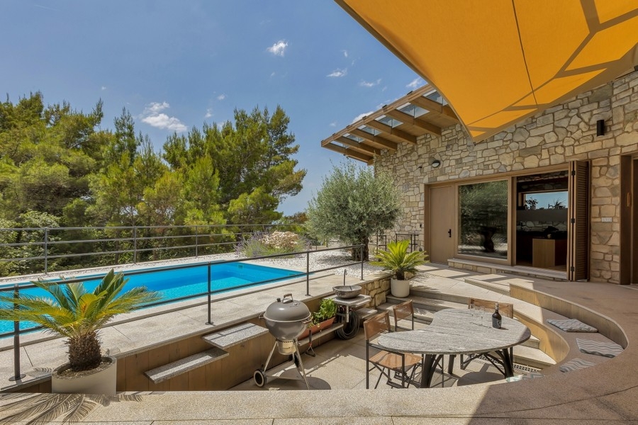 Terrazza con piscina e piantumazione mediterranea in Croazia