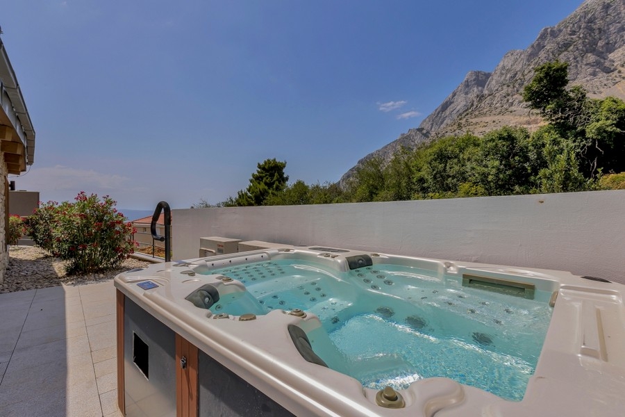Idromassaggio nell'area esterna della villa
