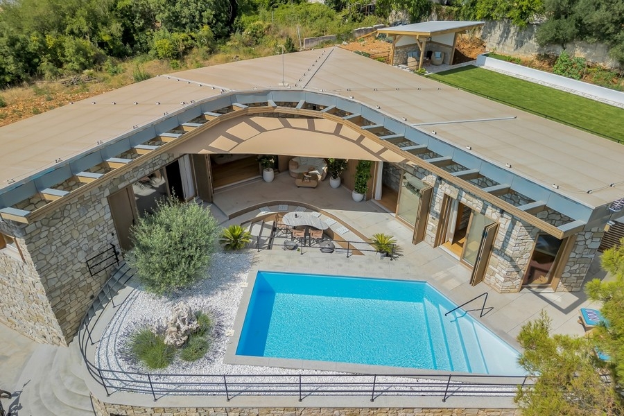 Veduta aerea della villa con piscina e cortile interno