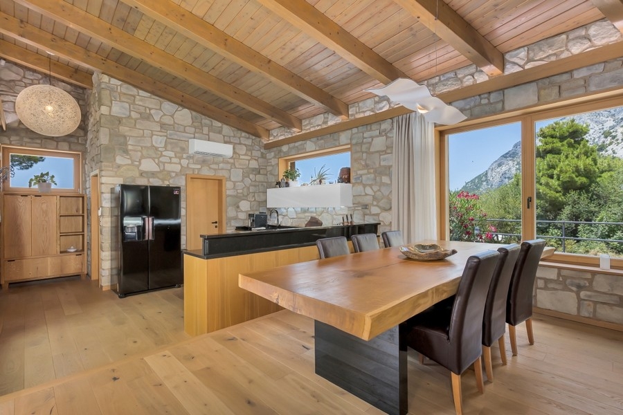 Cucina con grande bancone in legno