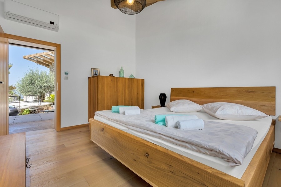 Camera da letto con letto matrimoniale in legno