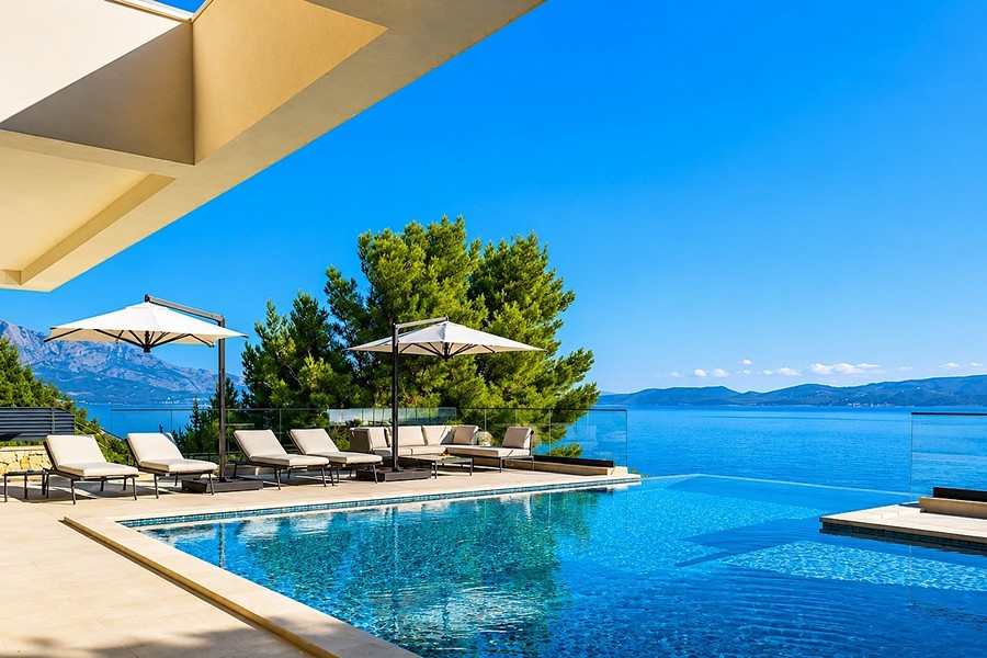 Terrazza della piscina con lettini e vista mare