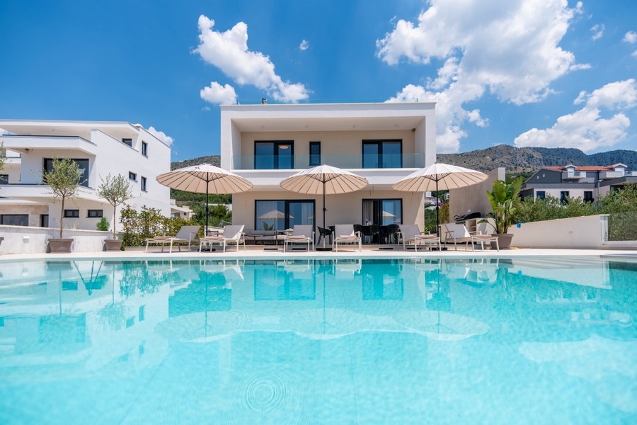 Villa moderna con piscina a Podstrana
