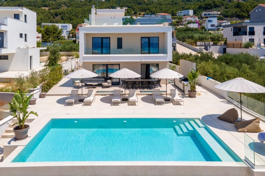 Veduta aerea della villa con piscina in Croazia