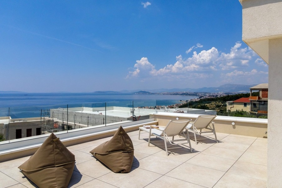 Terrazza sul tetto con zona lounge e vista mare
