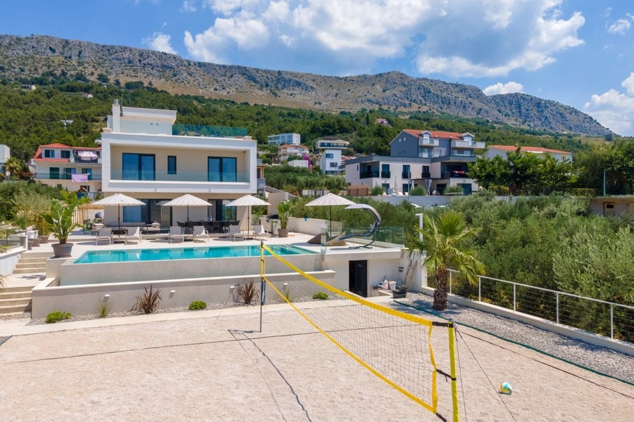 Villa con piscina davanti a uno sfondo di montagne
