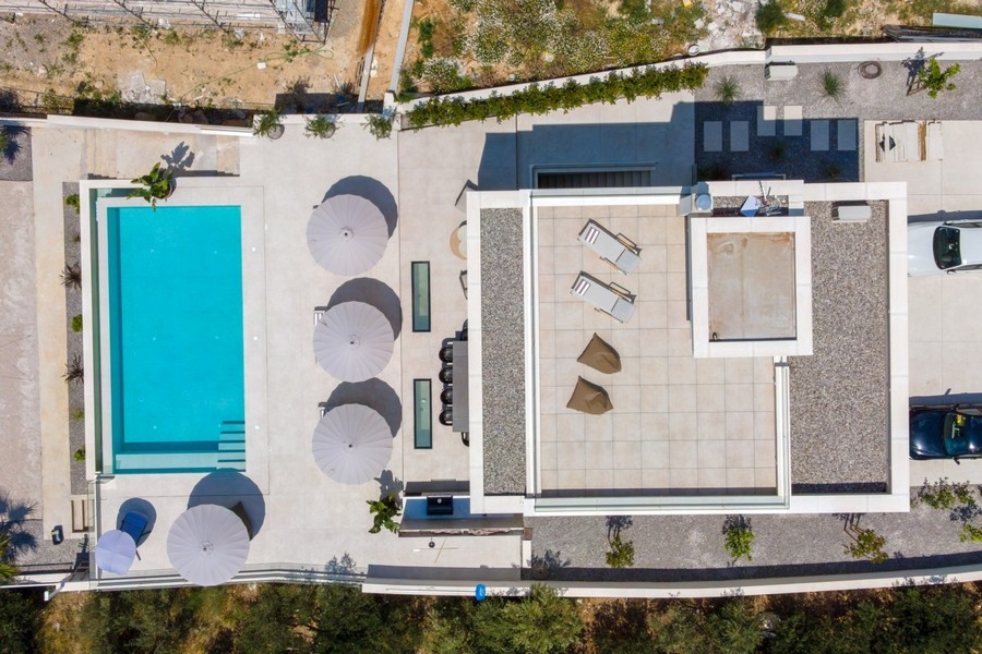 Veduta aerea di villa e terrazza della piscina