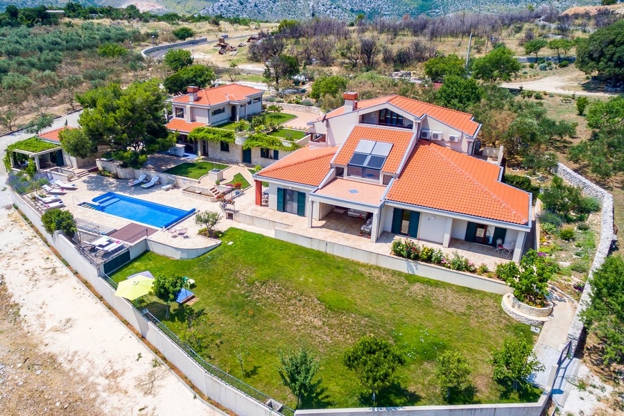 Veduta aerea della proprietà con piscina in Croazia