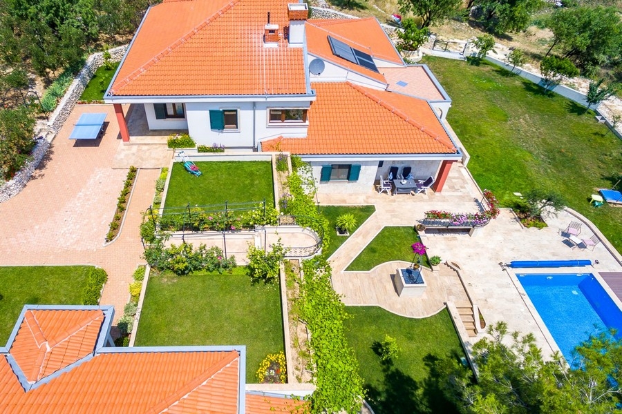 Vista dall'alto sulla casa principale e sul giardino