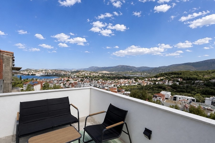 Terrazza con salottino e vista sul paese e sul mare