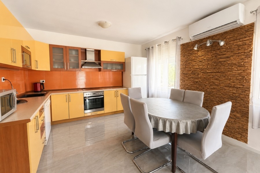 Cucina abitabile con zona pranzo nella casa in Croazia