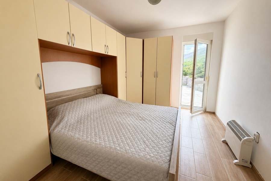 Camera da letto con armadi a muro e accesso alla terrazza