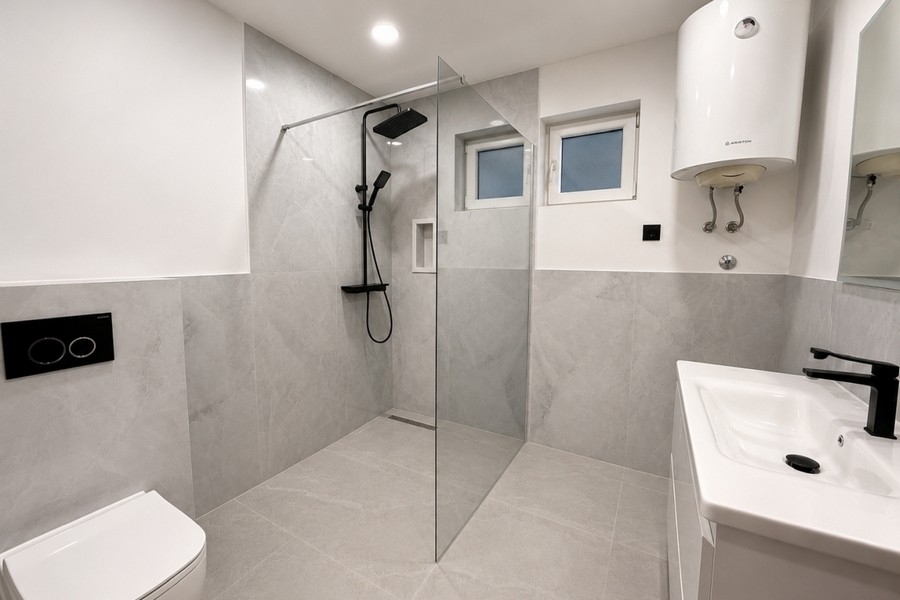 Bagno moderno con doccia a filo pavimento
