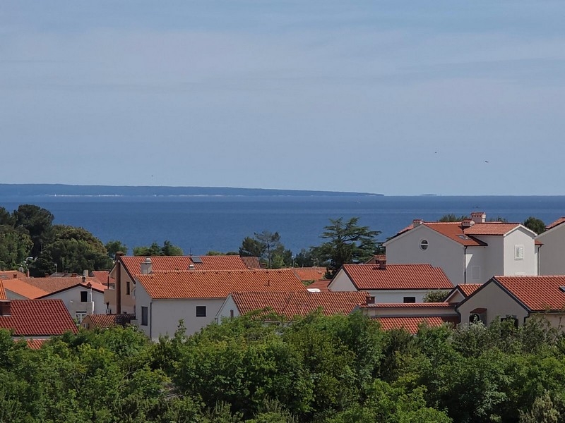 Vista mare sui tetti di Njivice sull'isola di Krk