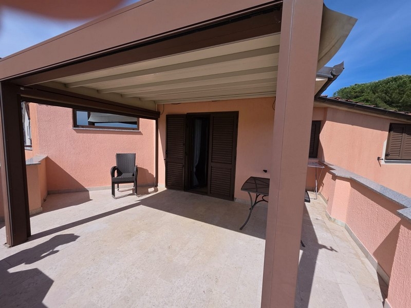 Grande terrazza coperta con pergola
