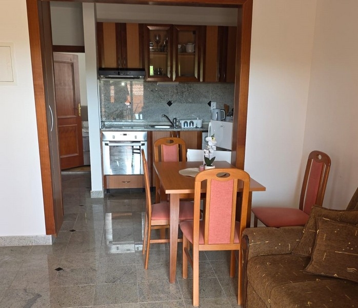 Cucina con tavolo e sedie