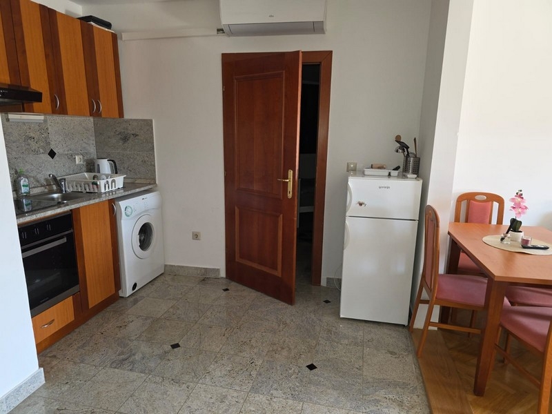 Cucina con forno, lavatrice e frigorifero
