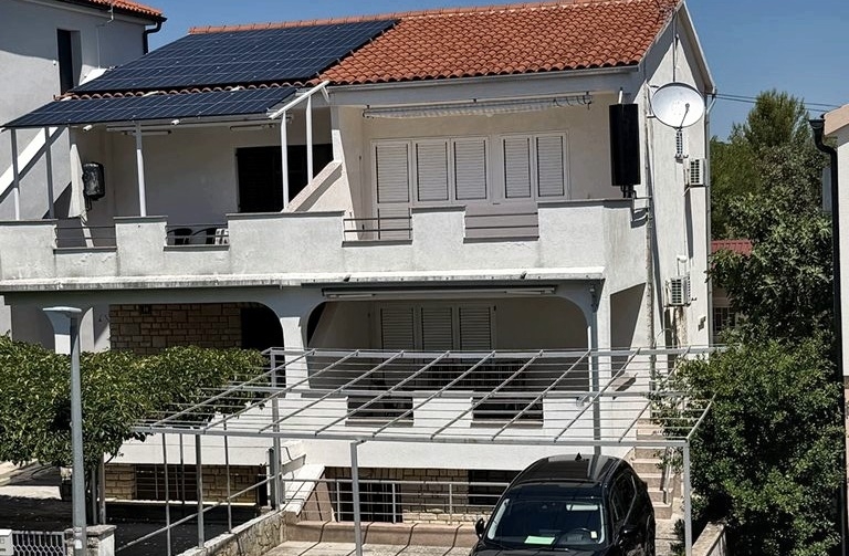 Casa bifamiliare con terrazze a Pirovac Croazia