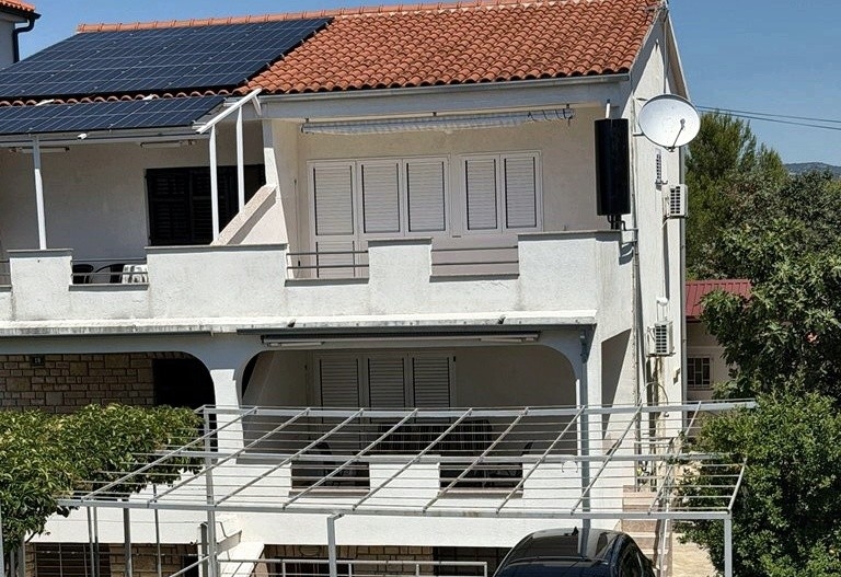 Facciata della casa con terrazze coperte