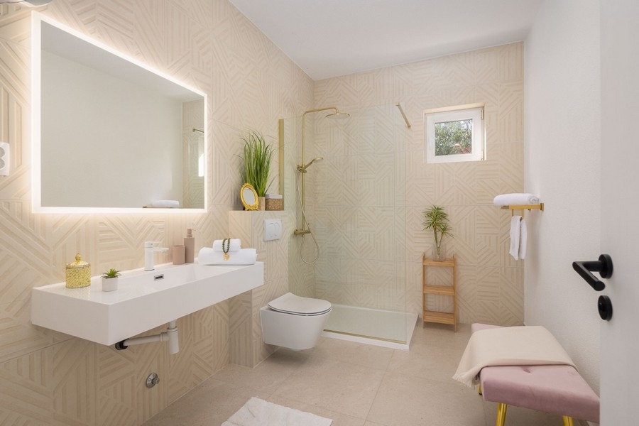 Bagno con doccia e doppio lavabo