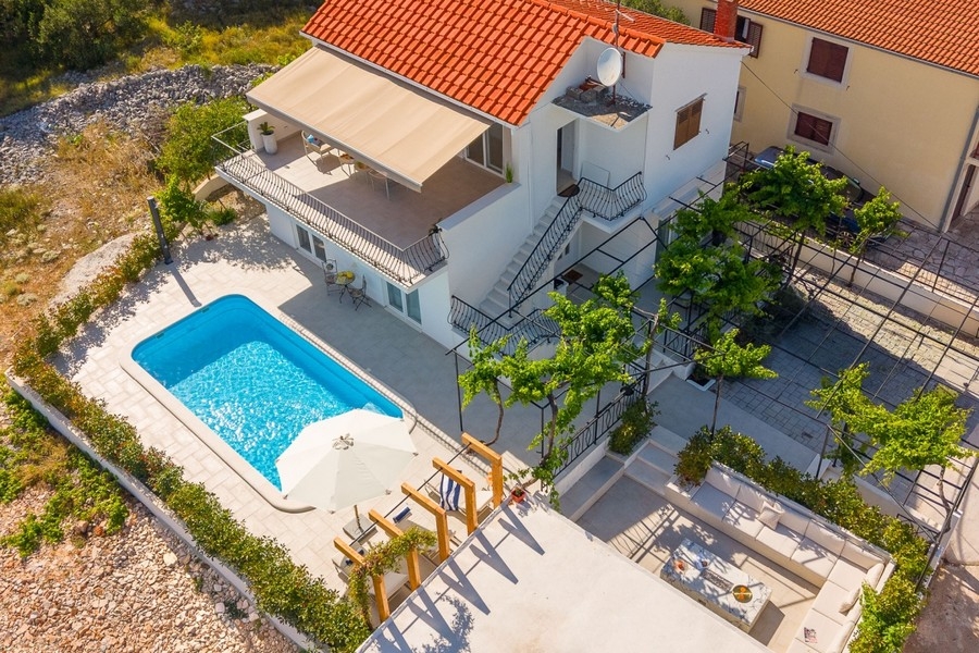Villa con piscina e giardino in Croazia vista dall'alto