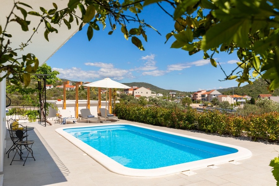 Terrazza della piscina con ombrelloni e lettini
