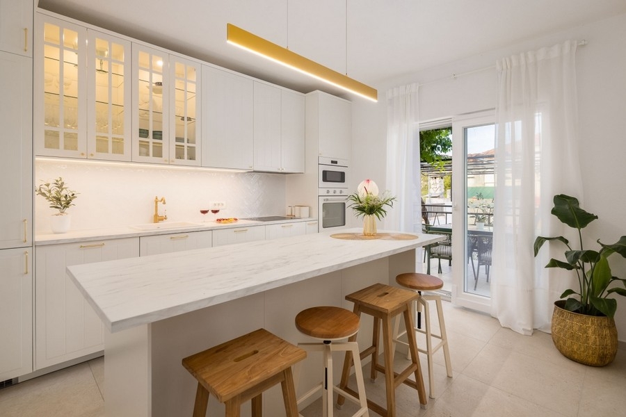 Cucina con isola e sgabelli