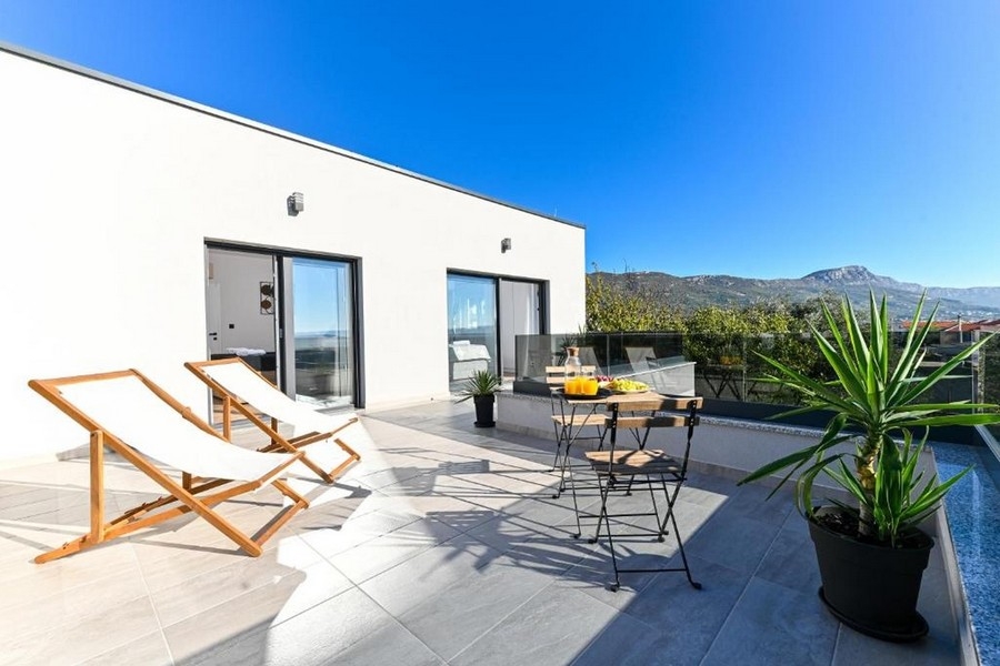 Terrazza solarium con sdraio e zona salotto
