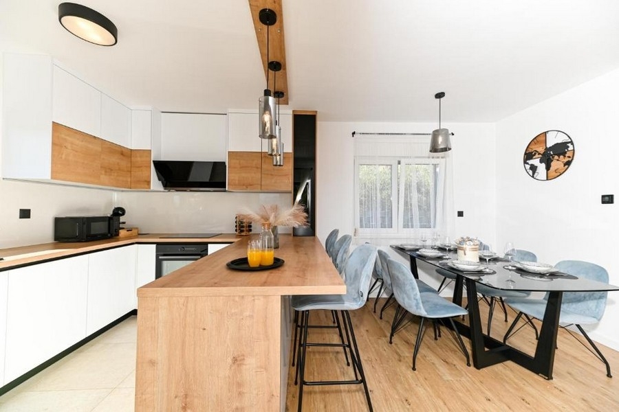 Cucina con piano di lavoro in legno e tavolo