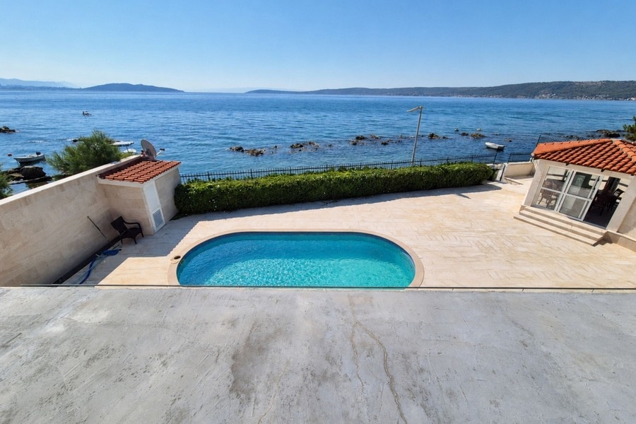 Piscina e terrazza con vista sul mare a Kastela