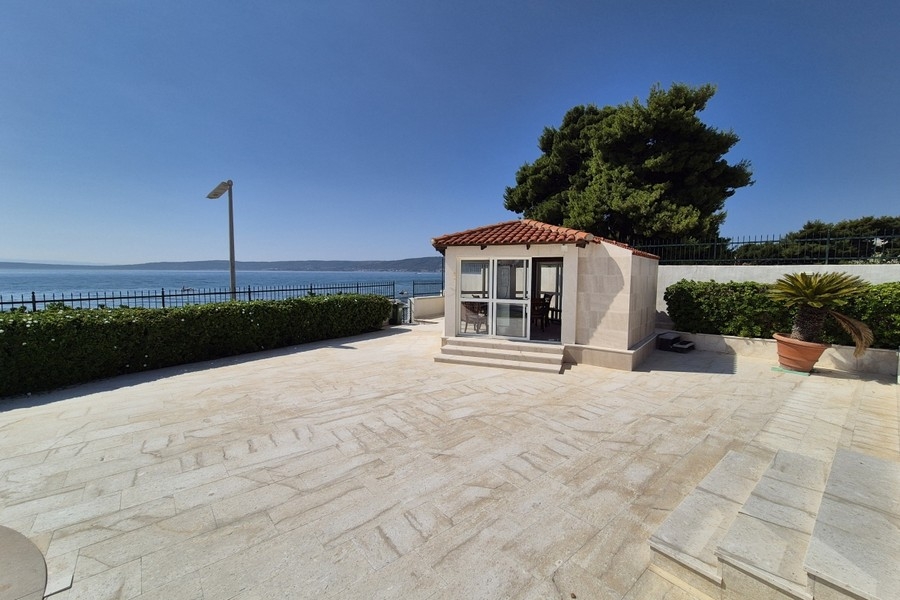 Terrazza solarium con cucina estiva direttamente sul mare