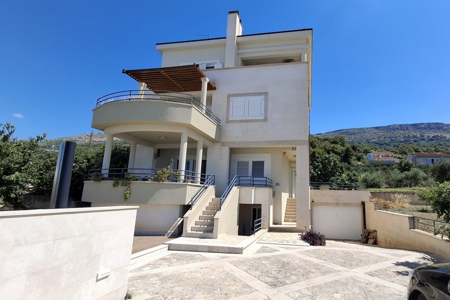 Vista della casa con balconi e terrazza in Croazia