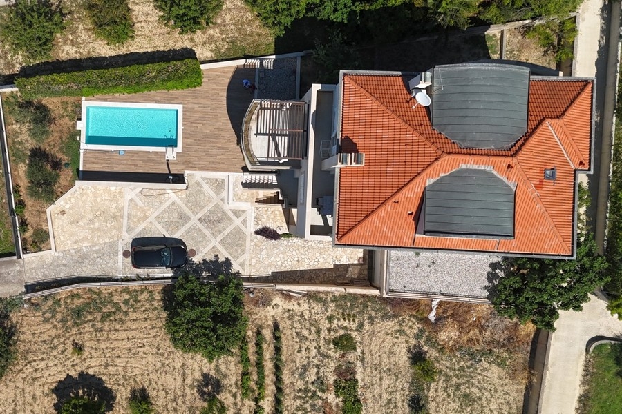 Veduta aerea di piscina e terreno