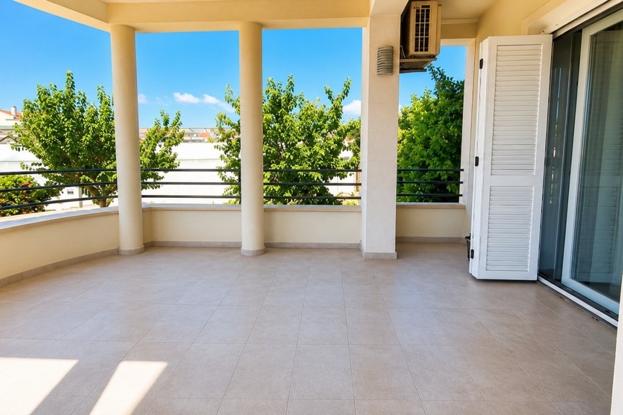 Terrazza coperta con vista sul verde