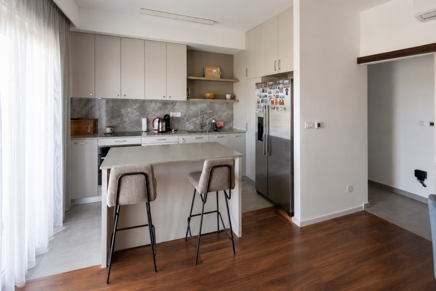 Cucina con isola e sgabelli