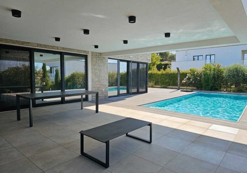 Terrazza coperta con zona pranzo presso la piscina