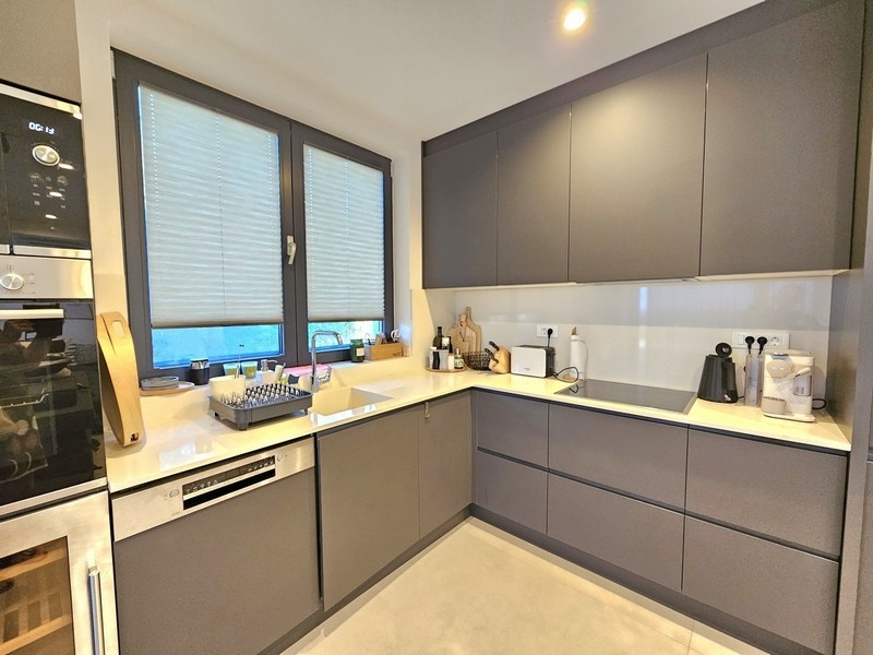 Cucina moderna con elettrodomestici da incasso