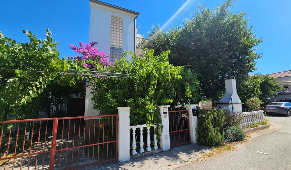 Ingresso del terreno con area barbecue, Croazia