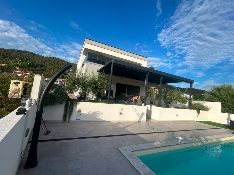 Terrazza con piscina e doccia all'aperto presso una casa in Croazia