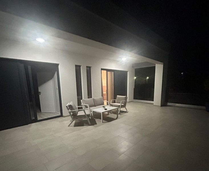 Terrazza illuminata con salottino la sera