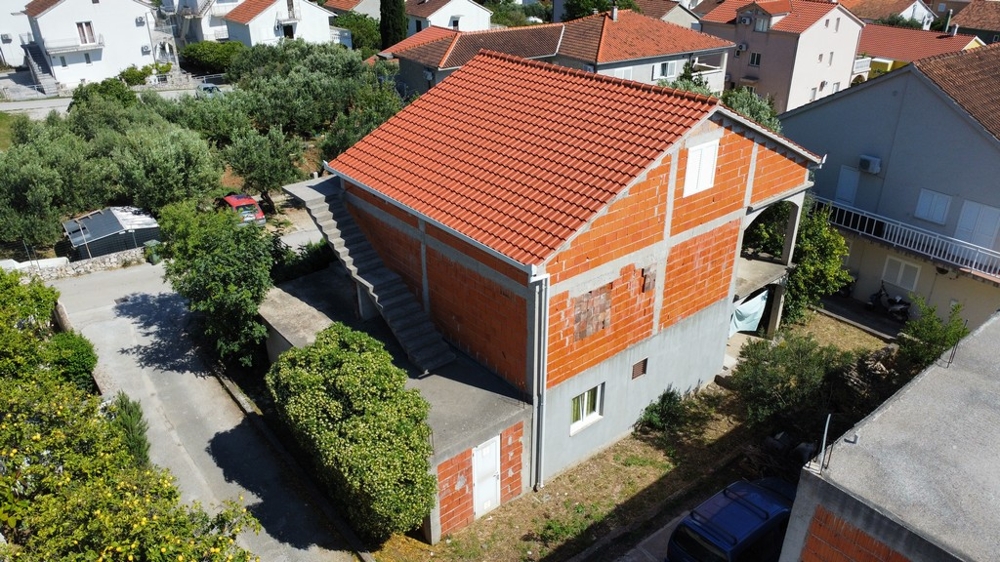 Struttura grezza con nuovo tetto in tegole e scala esterna in Croazia