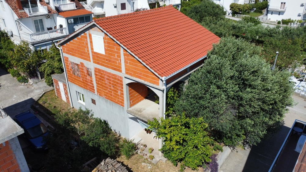 Vista della struttura grezza con tetto in tegole rosse a Orebic